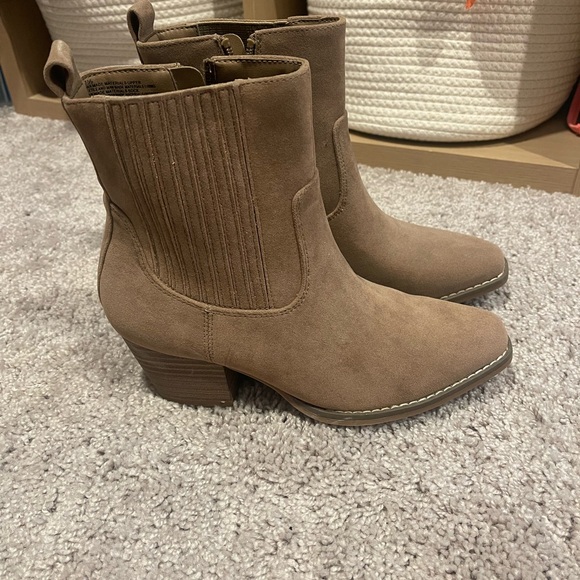 Universal Thread Booties - Picture 2 of 4